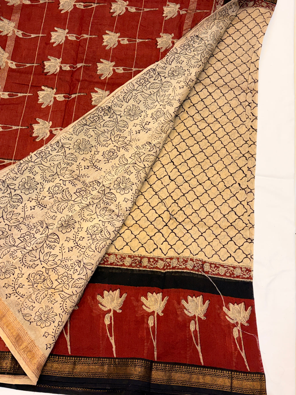 Beige and maroon Lotus Border Maheshwari silk cotton Saree